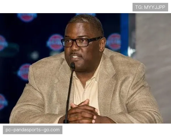 乔·杜马斯无球跑动撕扯防线，3D价值重塑活塞外线防守体系