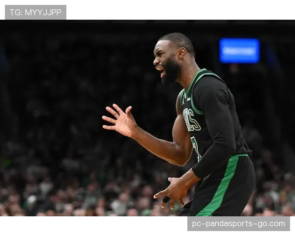 杰伦·布朗无球跑动效率提升，拉开进攻空间改变绿军战术结构